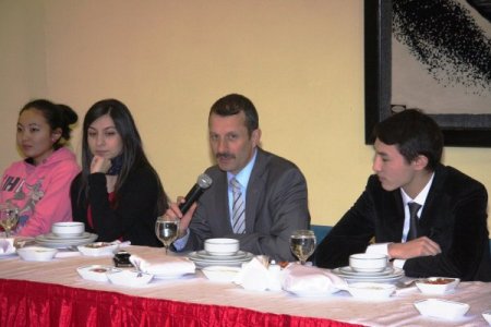 MAKÜ’den Kazak öğrencilere veda yemeği