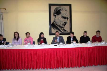 MAKÜ’den Kazak öğrencilere veda yemeği