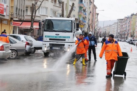 Malatya Belediyes kirlenen caddeleri yıkıyor