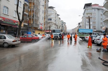 Malatya Belediyes kirlenen caddeleri yıkıyor