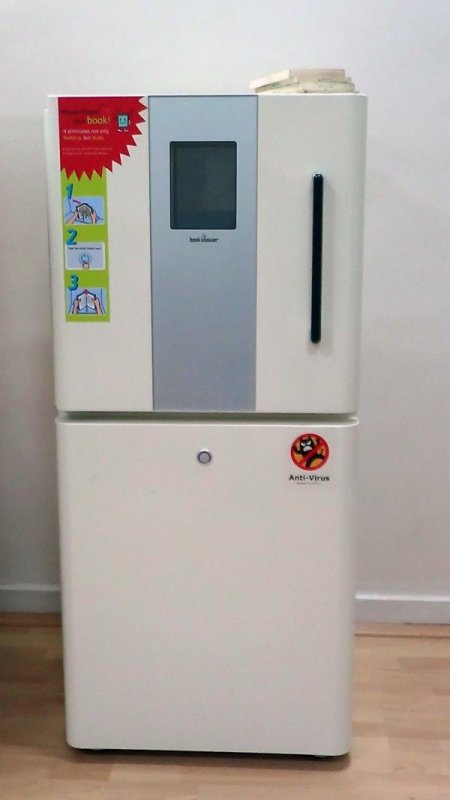 Malatya Kütüphanesi'ndeki kitaplar mor ötesi ışıkla temizleniyor