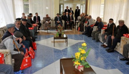 Malatya Valisi Şahin, çocuklar ve yaşlılarla bayramlaştı