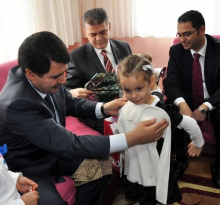 Malatya Valisi Şahin, çocuklar ve yaşlılarla bayramlaştı