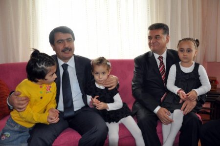 Malatya Valisi Şahin, çocuklar ve yaşlılarla bayramlaştı