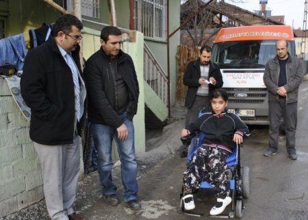 Malatya'da 3 engelliye akülü araç hediye edildi