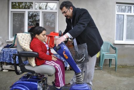 Malatya'da 3 engelliye akülü araç hediye edildi