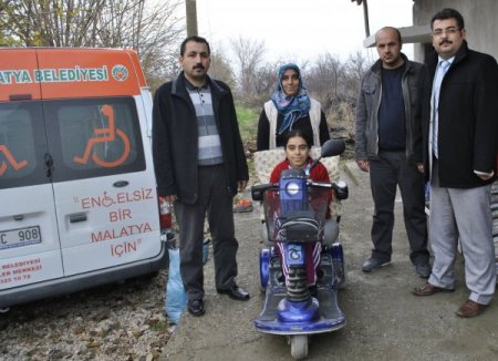 Malatya'da 3 engelliye akülü araç hediye edildi