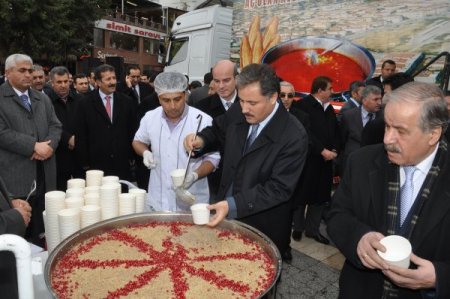 Malatya’da 5 bin kişiye aşure dağıtıldı