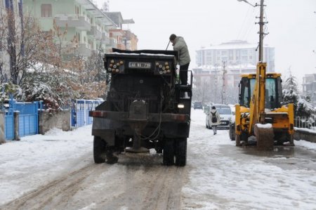 Malatya'da karla mücadele çalışması 380 personelle yürütülüyor