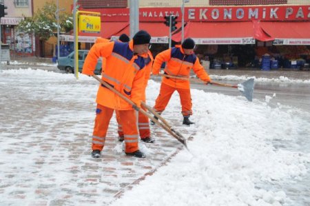 Malatya'da karla mücadele çalışması 380 personelle yürütülüyor