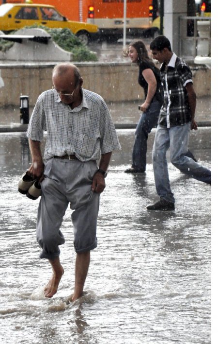 Malatya'da Sağanak Yağış, Ev Ve İşyerlerini Göle Çevirdi