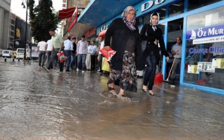 Malatya'da Sağanak Yağış, Ev Ve İşyerlerini Göle Çevirdi