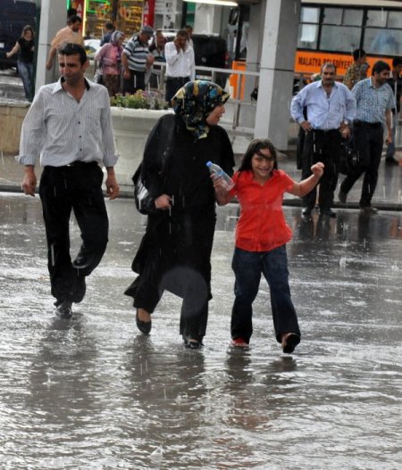 Malatya'da Sağanak Yağış, Ev Ve İşyerlerini Göle Çevirdi
