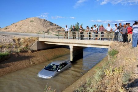Malatya’da Sulama Kanalına Düşen Araçtan İki Kişi Kurtuldu, İki Kişi Aranıyor
