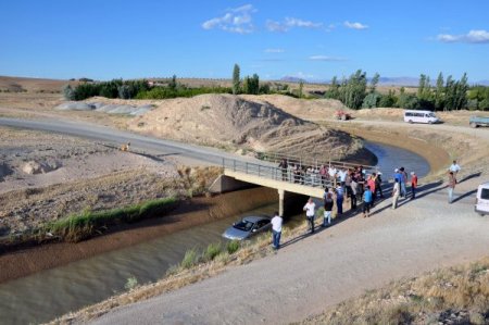 Malatya’da Sulama Kanalına Düşen Araçtan İki Kişi Kurtuldu, İki Kişi Aranıyor