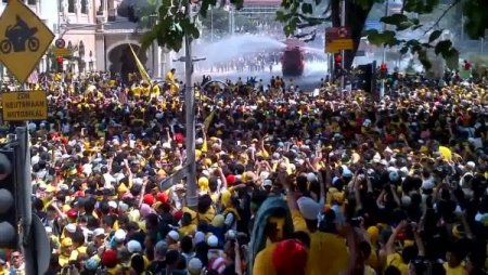 Malezya’da Polis Göstericilere Göz Yaşartıcı Gazla Müdahale Etti