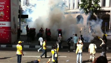 Malezya’da Polis Göstericilere Göz Yaşartıcı Gazla Müdahale Etti