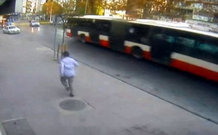 Mali müşavire silahlı saldırıda bulunan zanlılar kaçarken kameraya takıldı