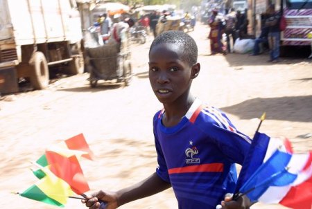Mali'de Fransa bayrakları dalgalanıyor