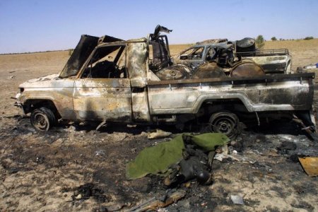 Mali'de Sahra çölünde vurulan isyancılarının araç konvoyu (Özel)