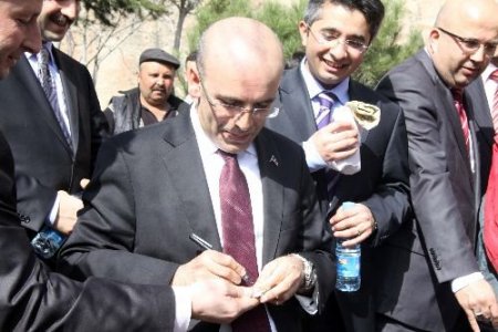 Maliye Bakanı Şimşek, Afyon Kalesi'nde Gözleme Yedi