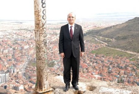 Maliye Bakanı Şimşek, Afyon Kalesi'nde Gözleme Yedi