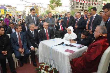 Maliye Bakanı Şimşek, Engelli Gençlerin Nikah Şahidi Oldu