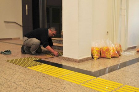 Mamak Belediye binasına engelliler için yürüme bantları döşendi