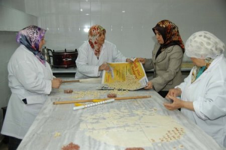 Mamaklı kadınlar, mantı açarak aile bütçesine katkı sağlıyor