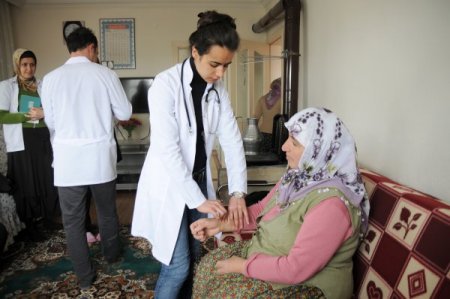 Mamak'ta 4 bin 500 vatandaşa evde sağlık hizmeti veriliyor