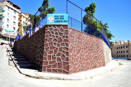 Mamak'ta belediye duvarları renklendiriyor