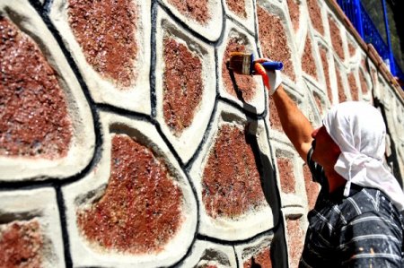 Mamak'ta belediye duvarları renklendiriyor