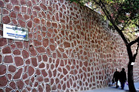 Mamak'ta belediye duvarları renklendiriyor