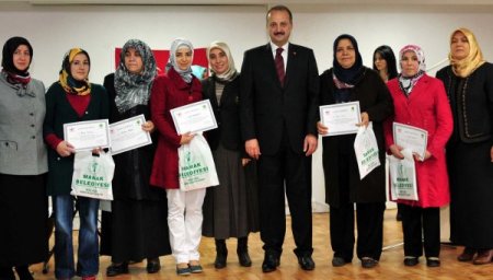Mamak'ta yılın ilk mezunları sertifikasını aldı