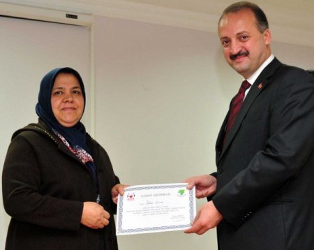 Mamak'ta yılın ilk mezunları sertifikasını aldı