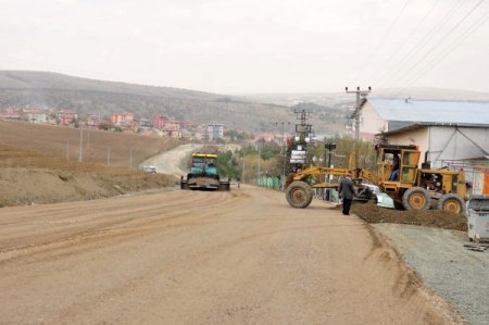 Mamak'ta yol açma ve asfaltlama çalışmaları sürüyor