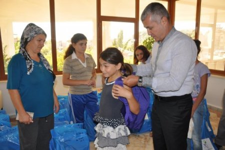 Manavgat Belediyesi, 200 öğrenciye kırtasiye malzemesi yardımı yaptı