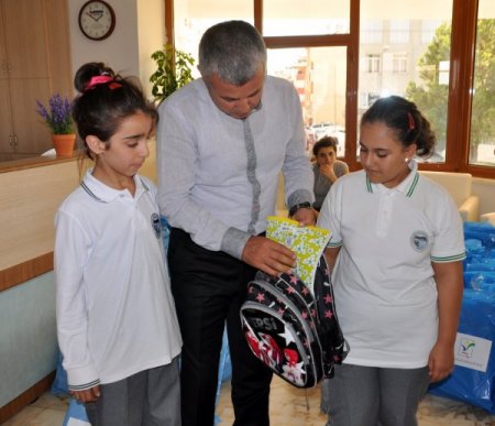 Manavgat Belediyesi, 200 öğrenciye kırtasiye malzemesi yardımı yaptı