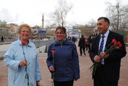 Manavgat Belediyesi, Dünya Kadınlar Günü'nde 6 Bin Karanfil Dağıttı