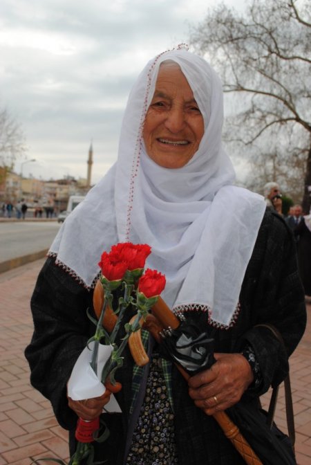 Manavgat Belediyesi, Dünya Kadınlar Günü'nde 6 Bin Karanfil Dağıttı