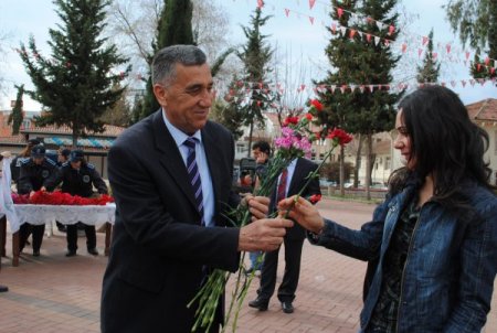 Manavgat Belediyesi, Dünya Kadınlar Günü'nde 6 Bin Karanfil Dağıttı
