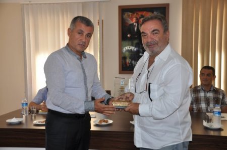 Manavgat Belediyesi, turizmcileri plaketle ödüllendirdi