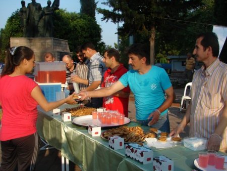 Manavgat Cumhuriyet Meydanı'nda 8 Bin Kandil Simidi Dağıttılar