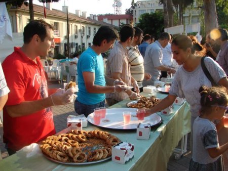 Manavgat Cumhuriyet Meydanı'nda 8 Bin Kandil Simidi Dağıttılar