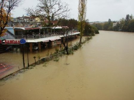 Manavgat Irmağı'nda Su Yükselince İşletmeler Sular Altında Kaldı