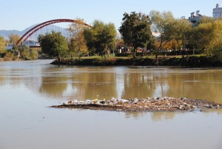 Manavgat Irmağı'nda yağış sonrası biriken atıklar temizlendi