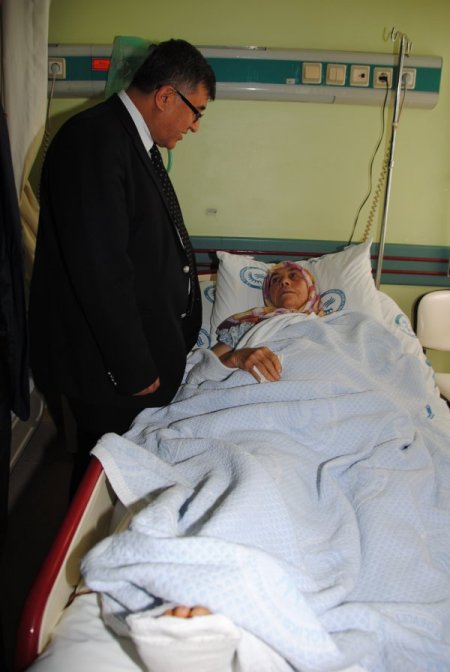 Manavgat Kaymakamı hastane ziyaret etti, hastaların bayramını kutladı