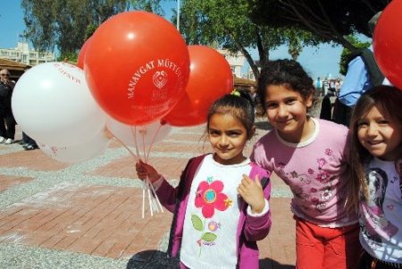 Manavgat Müftülüğü, Güllerin Efendisi adına çocuklara balon dağıttı