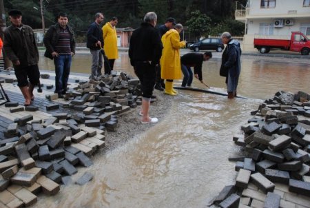Manavgat'ta 3 işyerini su bastı
