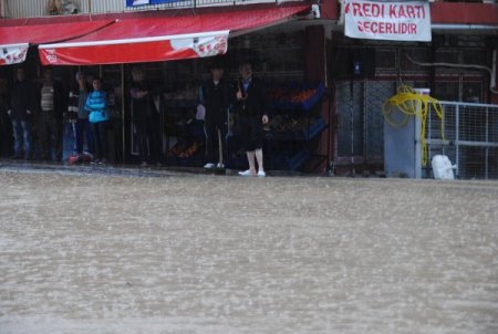 Manavgat'ta 3 işyerini su bastı